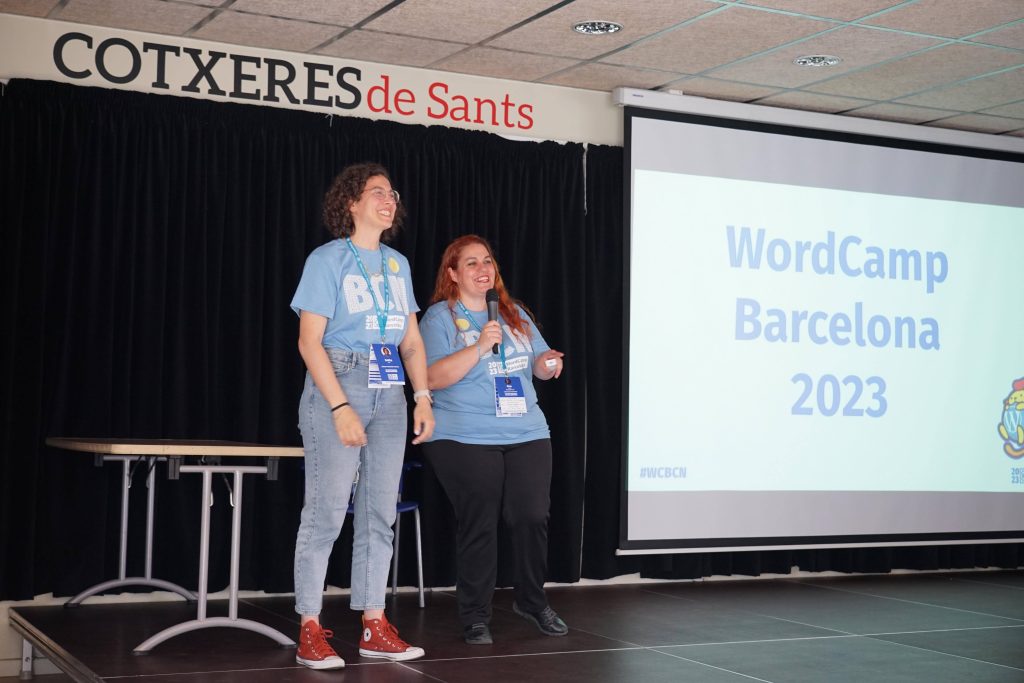 Isotta Peira y Ana Gavilán en la presentación de los resultados del Contributor Day, en la WordCamp BCN 2023.