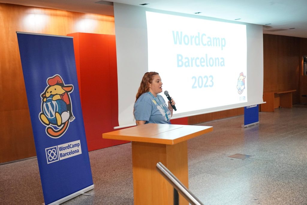 Ana Gavilán presentando la WordCamp BCN 2023 el día de les ponencias