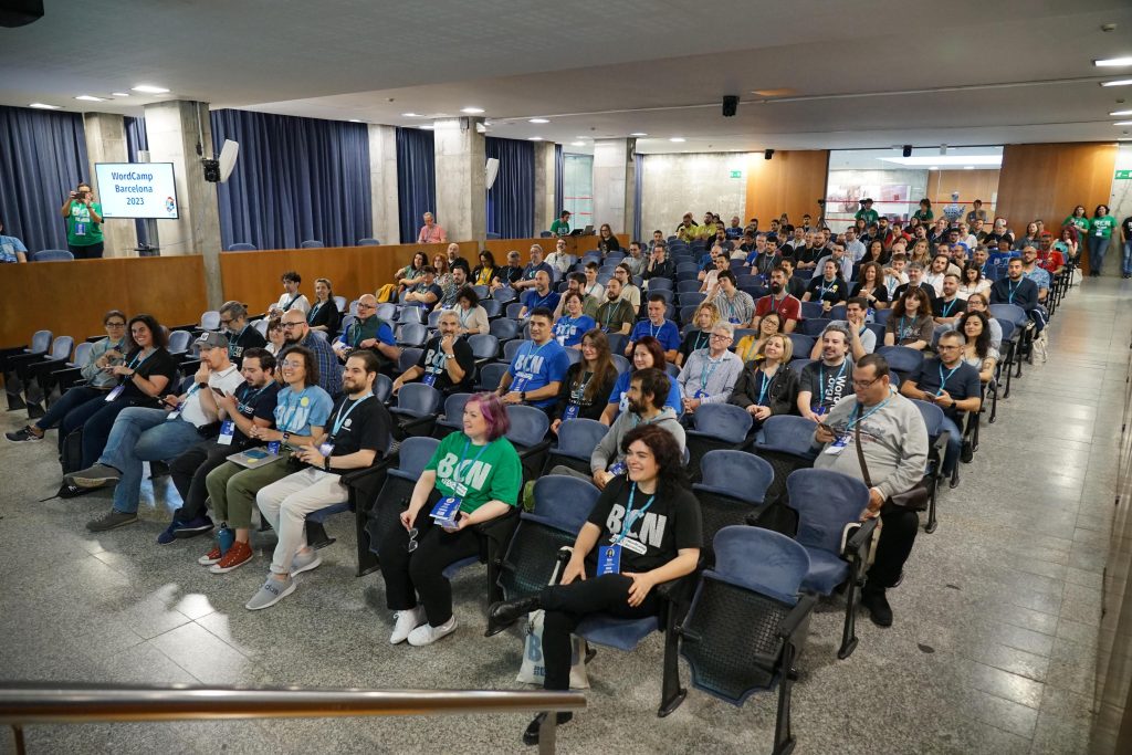 Vista general de la sala de conferencias. Está bastante llena.