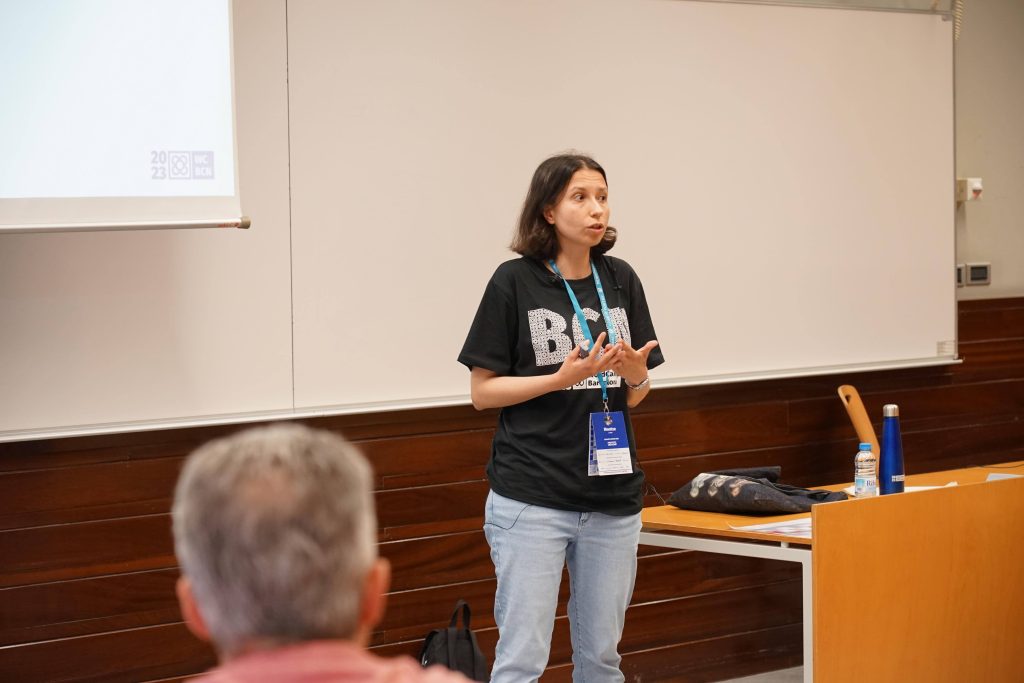 Montse Estañol presentando su charla en la WordCamp BCN 2023